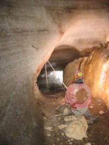 UNTERwegs in einem bis zu 600 Jahre altem Indoor-Gletscher