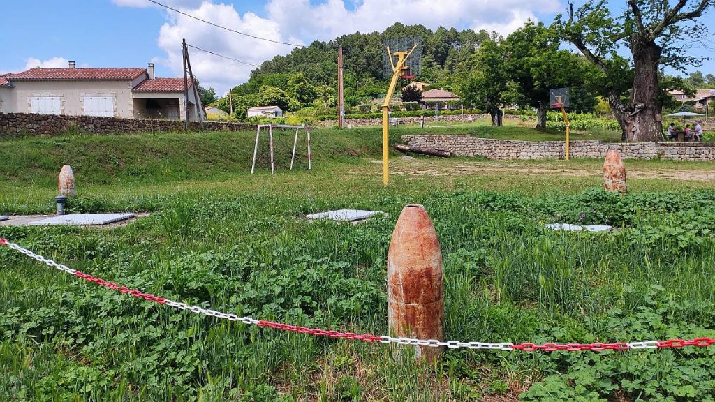 Interessante "Poller" am Spielplatz