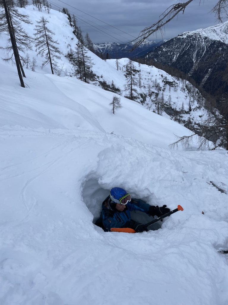 Herausklettern aus einem 2m tiefen Schneeschacht