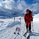 Im Schlaz auf Tourenski. Nur die Skibrille passt nicht so recht auf den Speleo-Helm.