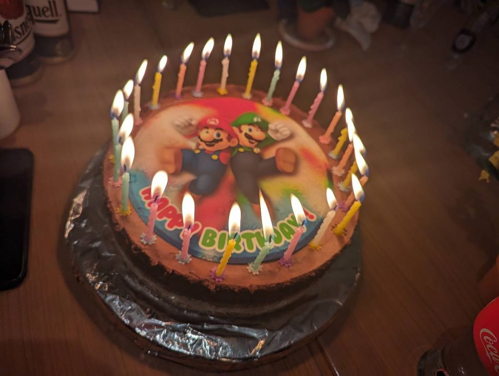 Super-Mario-Torte (ein Wahnsinn in Anbetracht der eingeschränkten Möglichkeiten vor Ort)