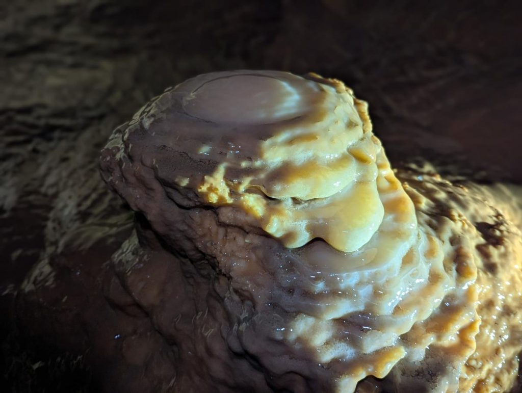 Wenn Tropfen aus sehr großer Höhe fallen, sehen die Tropfsteine fast wie Pfannkuchen aus.