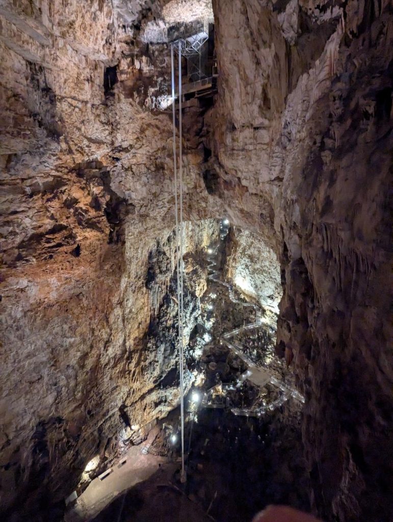 Haupthalle der Grotta Gigante mit den beiden geodätischen Pendeln
