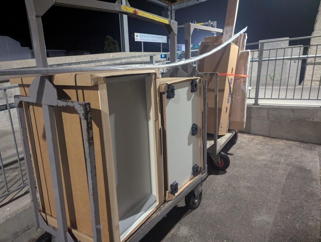 Vorbereitung der neuen Küchenmöbel auf die Seilbahnfahrt