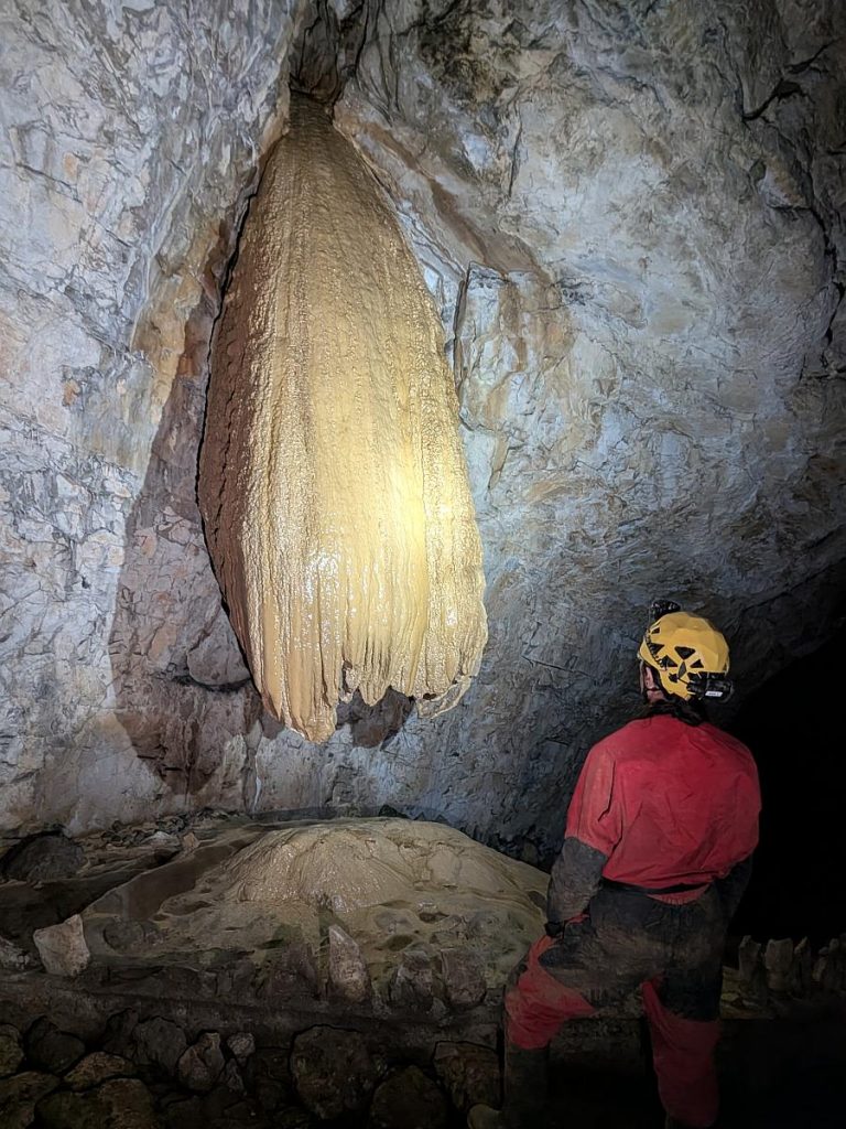 Das einzig auffällige Speleothem in der Grotta Azzurra: ein Stalakotz aus der Wand.