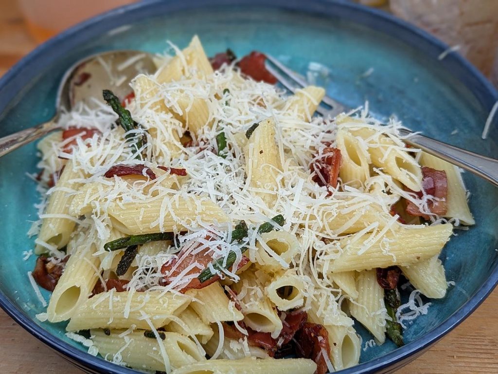 Pasta mit Speck und wildem Spargel vom Höhleneingang