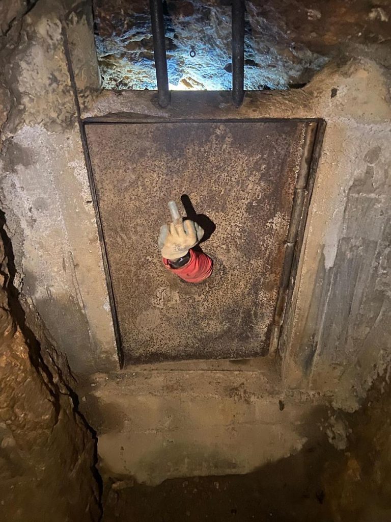 Verschlossener Höhleneingang (Symbolbild) ;-)