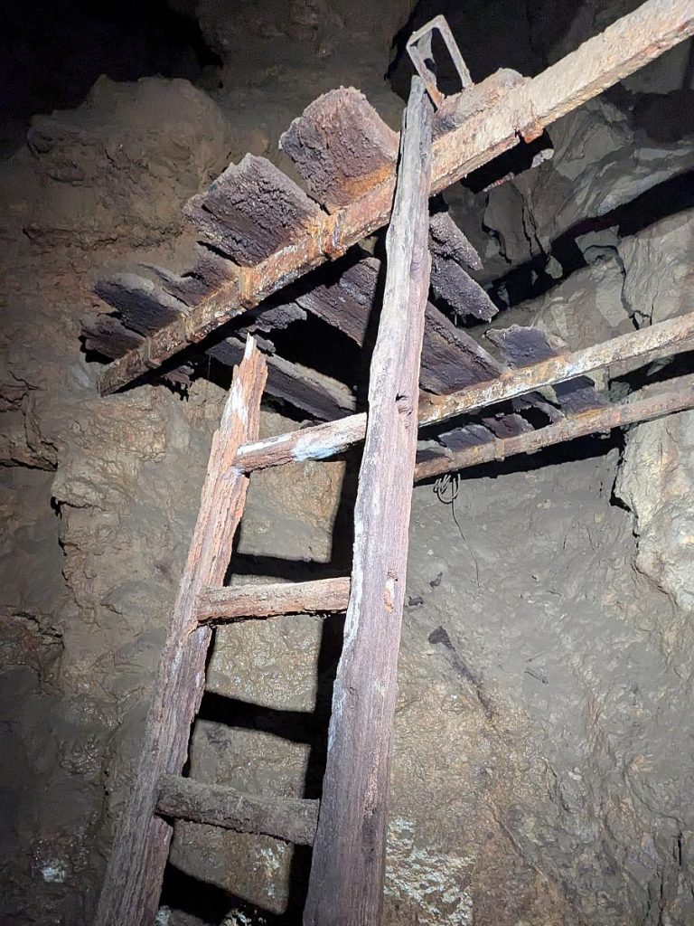 Abisso di Trebiciano: historische Einbauten