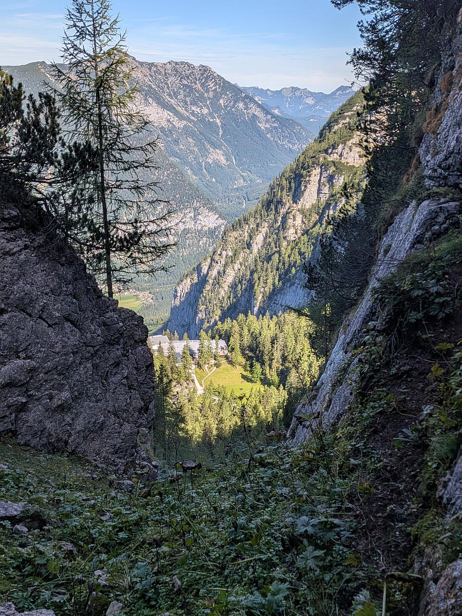 Blick vom Portal auf die Schönbergalm